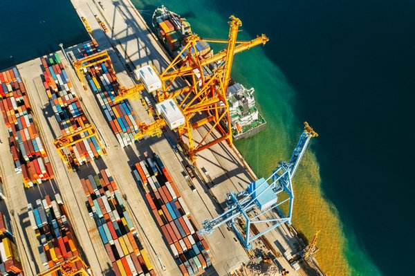 Quelle est l'importance du transport dans l'import-export pour les entreprises?