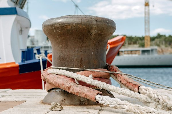 Quelles sont les normes et les réglementations à respecter pour les bornes escamotables ?